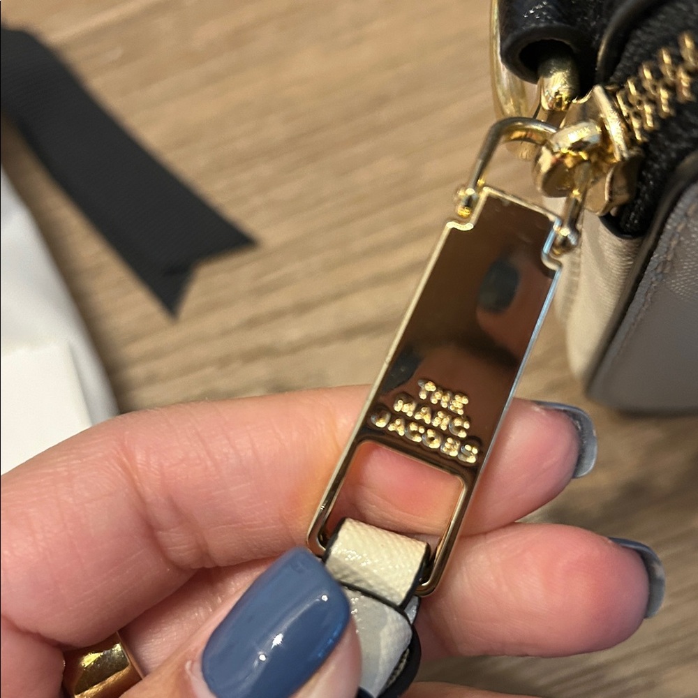 Marc Jacobs Cream and Gold Snapshot Bag - Picture 4 of 9